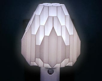 Luminária noturna LED de tomada em formato de cogumelo: brilho ambiente com sensor automático.