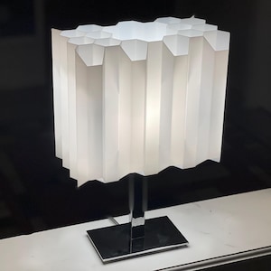 Lámpara de escritorio de nido de abeja / Art déco moderno de mediados de siglo, diseño de ciencia ficción