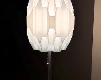 Abajur de mesa OPAL: Utiliza lâmpadas padrão, base em metal dourado escovado.