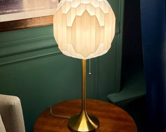 Luminária de mesa extra alta SPHERE: Utiliza lâmpadas padrão, base de metal dourado.