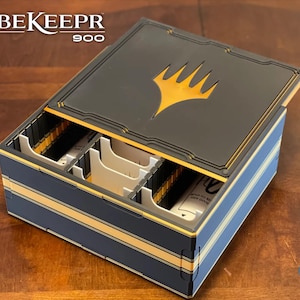 MTG Magic the Gathering CubeKeepr 900 Box - Passend für 900 doppelt ummantelte Karten und Deckboxen, enthält 8 Unterteilungen, anpassbare Farben 3D-Druck