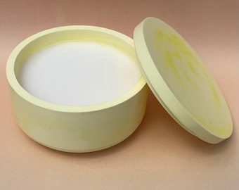 Sabão em barra orgânico e sólido Zero Waste para louça, com escova de bambu e pote de resina. Feito com óleos naturais de coco e oliva, ideal para limpeza ecológica da cozinha. Um presente perfeito para quem busca praticidade.