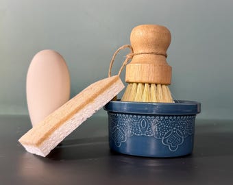 Conjunto de presente com detergente sólido natural para louça, tigela de cerâmica, escova de madeira de sisal, esponja antirriscos e loção sem perfume – Caixa de presente perfeita para as festas.