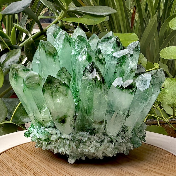 Natural Green Ghost Crystal Cluster Quartz Carved Crystal Sculpture Reiki Healing Stone Home Decor Mineral Specimen Crystal Gift Collection