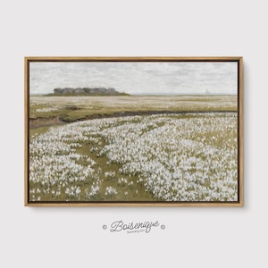 Könnte beinhalten: Gerahmtes Landschaftsgemälde, das ein Feld weißer Blumen unter einem bewölkten Himmel zeigt. Das Kunstwerk in gedämpften Tönen zeigt eine entfernte Insel und ein kleines Boot. Der Rahmen hat eine warme, natürliche Holzfarbe.