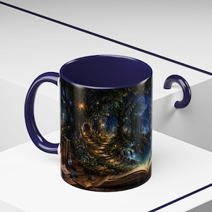 Może przedstawiać: Ciemnoniebieski kubek ceramiczny z grafiką przedstawiającą otwartą książkę, z której wyłania się ścieżka prowadząca do gęstego, świecącego lasu nocą. Kubek posiada jednolity ciemnoniebieski uchwyt oraz pasującą ciemnoniebieską krawędź wewnętrzną.