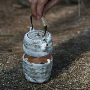 Juego de té japonés para acampar de cerámica hecho a mano, juego de té portátil (4 piezas) que incluye un calentador de té, una tetera y dos tazas de té.