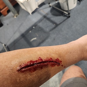 Realistyczna silikonowa proteza rany: Świeża rana, makijaż z efektami specjalnymi