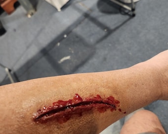 Prótesis de silicona realista: herida reciente, maquillaje con efectos especiales.