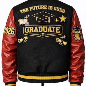 Puede incluir: Chaqueta de graduación negra y roja con detalles bordados dorados. La chaqueta presenta el texto "THE FUTURE IS OURS" y "GRADUATE", junto con un birrete, una estrella, un libro y un parche de búho. Las mangas son rojas.
