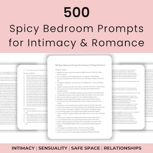 Puede incluir: Un conjunto de tarjetas blancas con el texto "500 Spicy Bedroom Prompts for Intimacy & Romance" sobre un fondo rosa. Las tarjetas están dispuestas para mostrar el texto y algunas de las indicaciones. La parte inferior de la imagen contiene las palabras "Intimidad | Sensualidad | Espacio seguro | Relaciones".