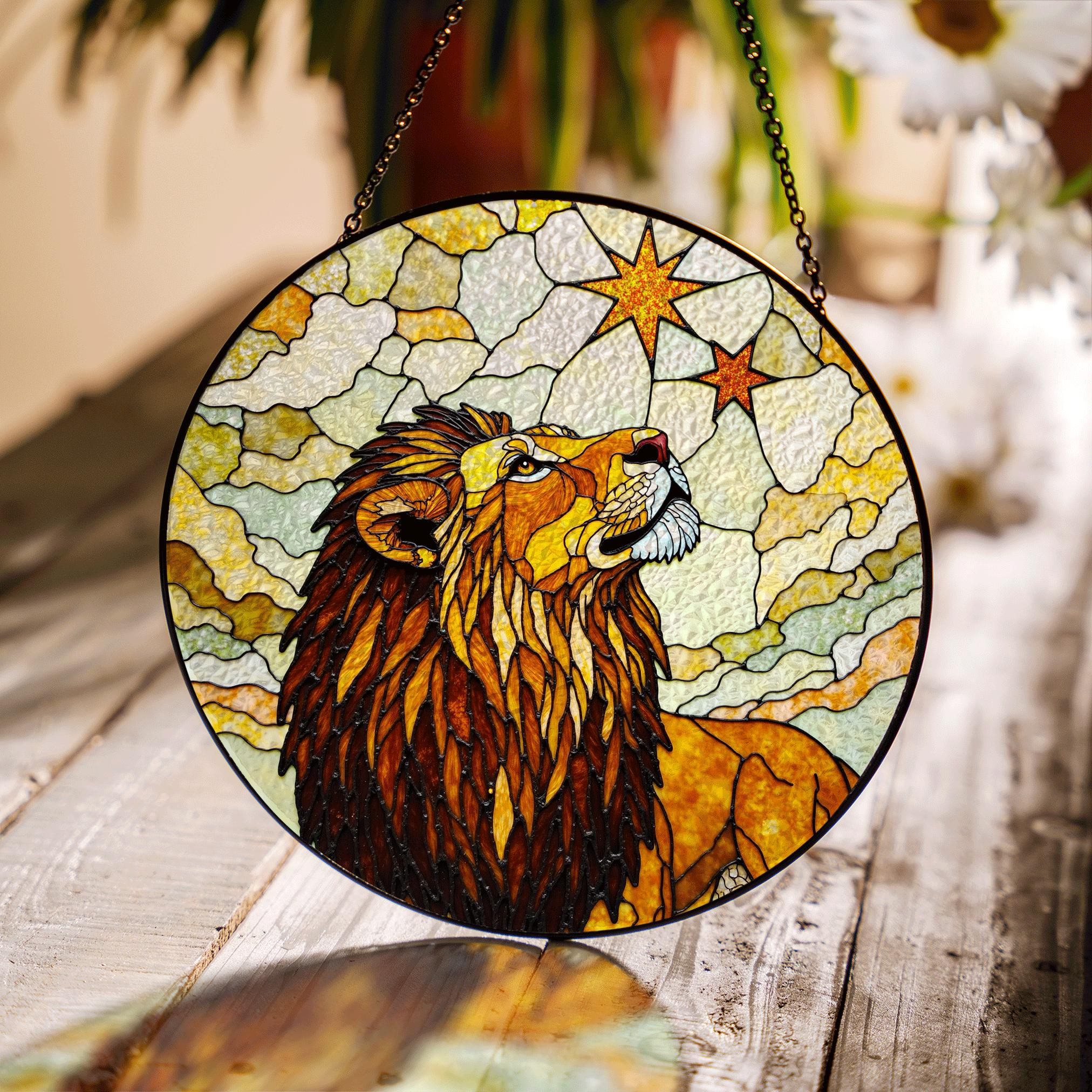 ライオンと星のステンドグラスの窓にぶら下がった丸いサンキャッチャー