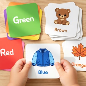 Könnte beinhalten: Ein Set quadratischer Lernkarten mit farbenfrohen Illustrationen und Text. Die Karten zeigen ein grünes Quadrat, einen braunen Bären, ein rotes Quadrat, eine blaue Jacke und ein orangefarbenes Ahornblatt, jeweils mit dem passenden Farbnamen darunter.