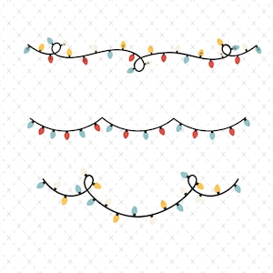 Puede incluir: Tres hileras de luces navideñas de colores sobre un fondo blanco. Cada hilera tiene un cable negro con bombillas rojas, amarillas y azules. Las luces están dispuestas en un patrón festivo y decorativo.