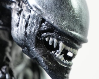 Hand Painted Alien Xenomorph Bust: 3D Printed Sci-Fi Decor