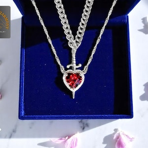 Conjunto de collar con espada y corazón / Joyas a juego para pareja / Accesorio de recuerdo llamativo / Regalo único para él y para ella / Diseño de cadena creativo