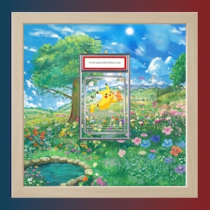 Könnte beinhalten: Gerahmtes Kunstwerk mit einer bewerteten Pokémon-Karte mit Pikachu. Die Karte ist vor einer farbenfrohen Wiesenlandschaft mit einem Teich, Bäumen und Blumen platziert. Der Rahmen ist aus hellem Holz, und der Hintergrund ist ein blauer Himmel.