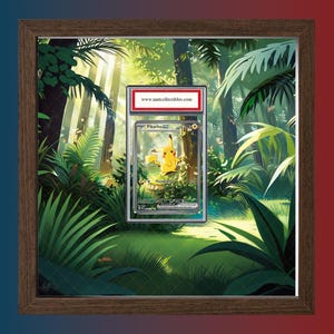 Könnte beinhalten: Gerahmtes Kunstwerk mit einer bewerteten Pikachu-Sammelkarte vor einem Dschungelhintergrund. Der Rahmen ist dunkelbraun und das Kunstwerk enthält den Text "www.mntcollectibles.com". Die Karte ist in einer transparenten Schutzhülle eingeschlossen.