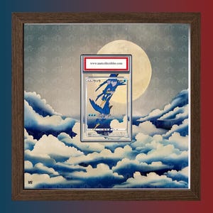 Könnte beinhalten: Gerahmtes Kunstwerk mit einer bewerteten Sammelkarte mit einer blau-gelben Illustration, vor dem Hintergrund eines Vollmonds und stilisierter Wolken. Der Rahmen ist braun, und das Kunstwerk enthält den Text "www.mntcollectibles.com".