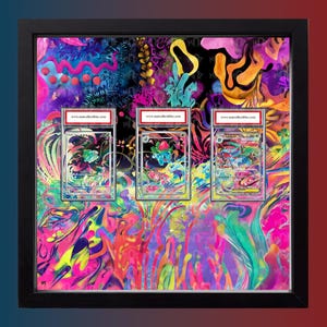 Może przedstawiać: Oprawiona grafika z trzema kartami kolekcjonerskimi Pokemon. Karty są prezentowane na żywym, kolorowym abstrakcyjnym tle z wirującymi wzorami w odcieniach różu, fioletu, żółci i zieleni. Rama jest czarna.