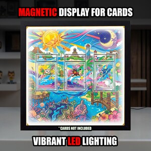 Op de afbeelding: Zwart omkaderde magnetische display voor kaarten met levendige LED-verlichting. De display toont een kleurrijke tropische scène met drie kaartsleuven. Tekst op de display luidt "MAGNETIC DISPLAY FOR CARDS", "CARDS NOT INCLUDED" en "VIBRANT LED LIGHTING".