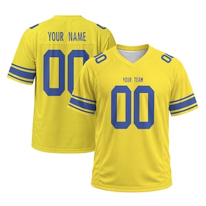 Op de afbeelding: Een geel sportshirt met korte mouwen en blauwe biezen op de mouwen en kraag. De voorkant is voorzien van de tekst YOUR TEAM en het nummer 00 in het blauw. De achterkant toont de tekst YOUR NAME en het nummer 00 in het blauw op de gele stof.