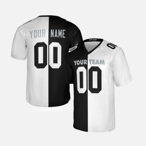 Puede incluir: Dos camisetas deportivas bicolores con un diseño en blanco y negro. La parte delantera muestra el texto YOUR TEAM y el número 00. La parte trasera muestra el texto YOUR NAME y el número 00. Ambas tienen cuello en V y mangas cortas.