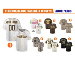 Può includere: Una collezione di maglie da baseball personalizzabili in vari colori e design. Le maglie offrono opzioni di personalizzazione con nomi e numeri, adatte ad adulti e bambini. L'immagine include maglie a righe, colori uniti e motivi mimetici.