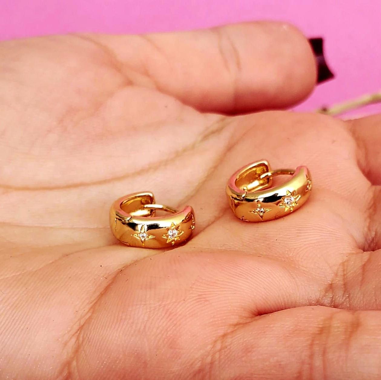 Star Huggie Hoop Earrings - Gold Starburst Cosmic Chunky Jewellery -Star Engraved Diamond Huggie Earrings -Dainty Boho Jewelry -tiny hoops
