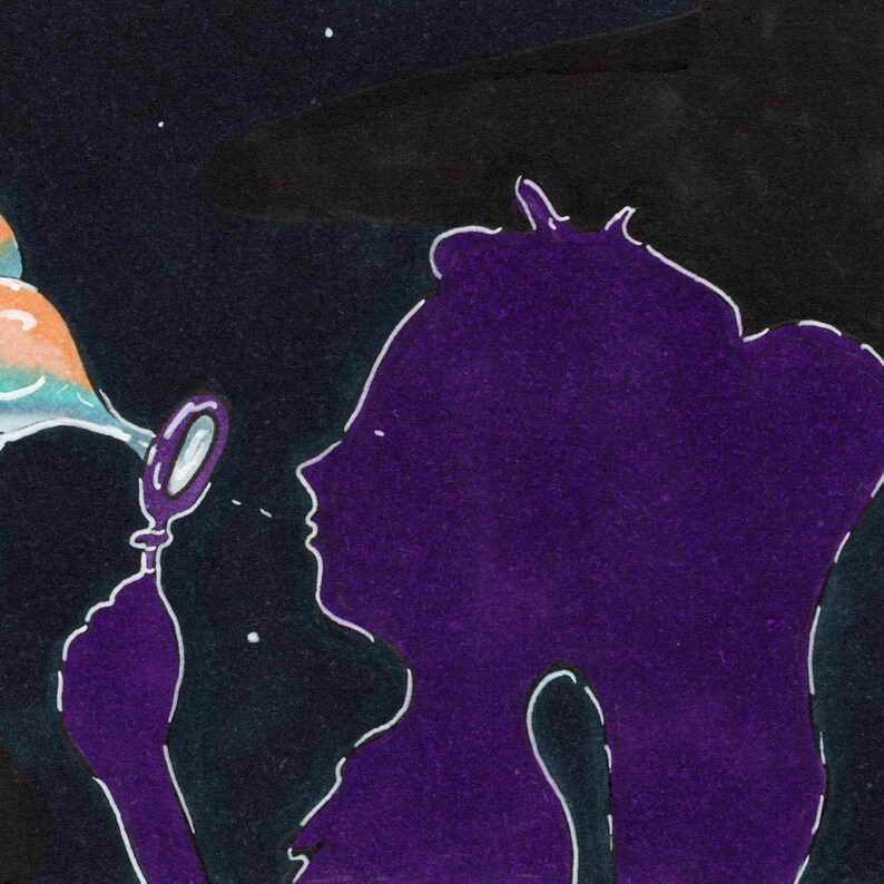 Détail d’une illustration aux feutres à alcool montrant un personnage violet de profil soufflant des bulles dans une nuit sombre, créant une atmosphère douce et rêveuse.