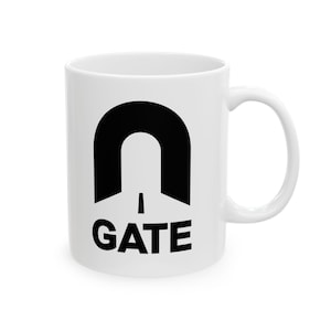 Könnte beinhalten: Weiße Keramiktasse mit einer schwarzen Grafik eines Tunnels mit dem darunter gedruckten Wort "GATE".