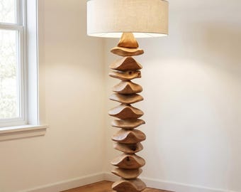 Lampadaire en bois empilé fabriqué à la main, éclairage sculptural moderne organique