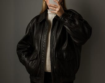 Kurtka typu bomber w stylu vintage, oversize'owa, skórzana: streetwear w stylu retro z lat 90.