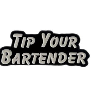 Può includere: Grafica in bianco e nero con la scritta "Tip Your Bartender". Il testo è in un carattere audace e stilizzato, e la grafica ha una forma rettangolare con bordi arrotondati. Lo sfondo è bianco.