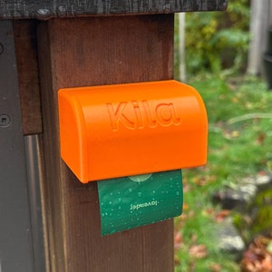 Könnte beinhalten: Ein orangefarbener Plastikspender mit dem Wort "Kila" darauf gedruckt. Ein grünes Etikett mit dem Wort "Lavendel" hängt an dem Spender.