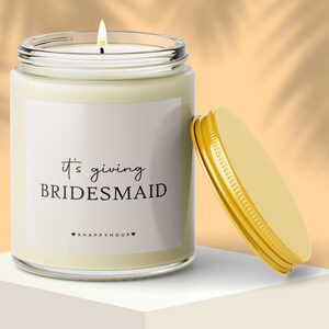 Personalized Bridesmaid Candle, Bridesmaid Proposal Gift, It&#39;s Giving Bridesmaid Wedding Gift, Bridal Party Favor Engagement Bridesmaid Gift