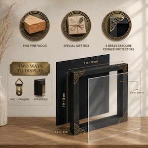 Puede incluir: Un marco tipo caja de madera negra que mide 18 cm por 18 cm por 3 cm. Cuenta con cuatro protectores de esquina barrocos de lat&oacute;n ornamentado y un panel frontal de acr&iacute;lico transparente. Incluye soporte para colgar y puede mantenerse en pie.