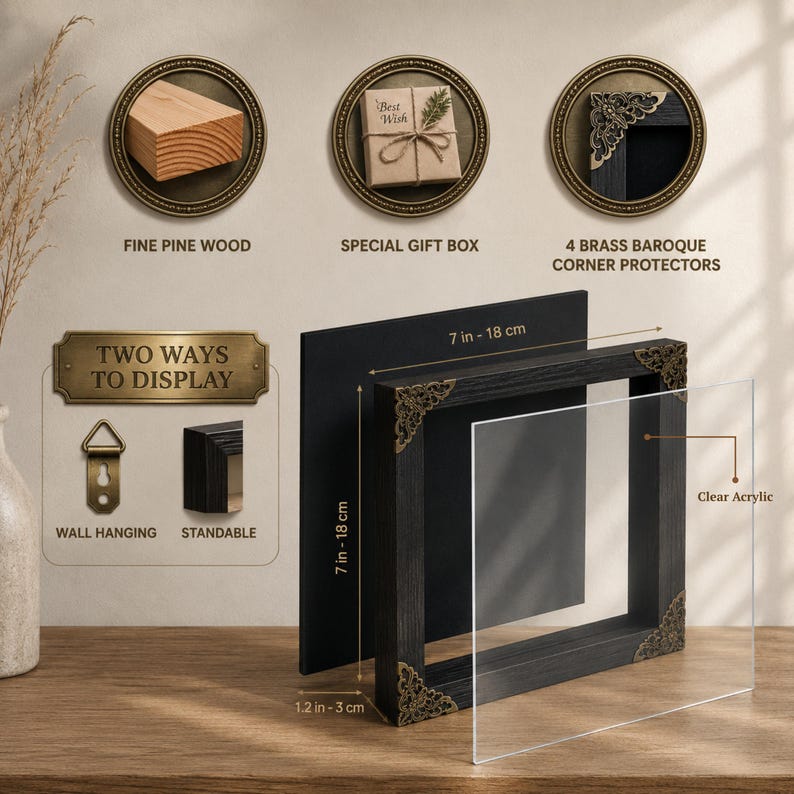 Puede incluir: Un marco tipo caja de madera negra que mide 18 cm por 18 cm por 3 cm. Cuenta con cuatro protectores de esquina barrocos de lat&oacute;n ornamentado y un panel frontal de acr&iacute;lico transparente. Incluye soporte para colgar y puede mantenerse en pie.