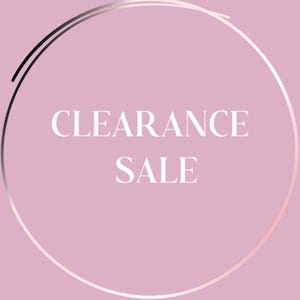 Puede incluir: Un fondo rosa con un círculo blanco y un contorno plateado. El texto "CLEARANCE SALE" está escrito en letras blancas dentro del círculo.