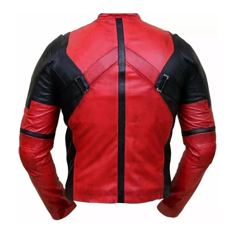 K&ouml;nnte beinhalten: Rote und schwarze Lederjacke mit Stehkragen. Die Jacke hat schwarze Akzente an Schultern und &Auml;rmeln, mit schwarzen vertikalen Streifen auf dem R&uuml;cken. Die &Auml;rmel haben schwarze B&auml;nder in der N&auml;he der Manschetten. Ein stilvolles Oberbekleidungsst&uuml;ck.
