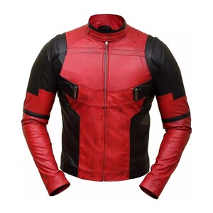 K&ouml;nnte beinhalten: Rote und schwarze Lederjacke mit Stehkragen und Frontrei&szlig;verschluss. Die Jacke hat schwarze Eins&auml;tze an Schultern und &Auml;rmeln und rote Eins&auml;tze an Brust und R&uuml;cken. Das Design ist modern und elegant.