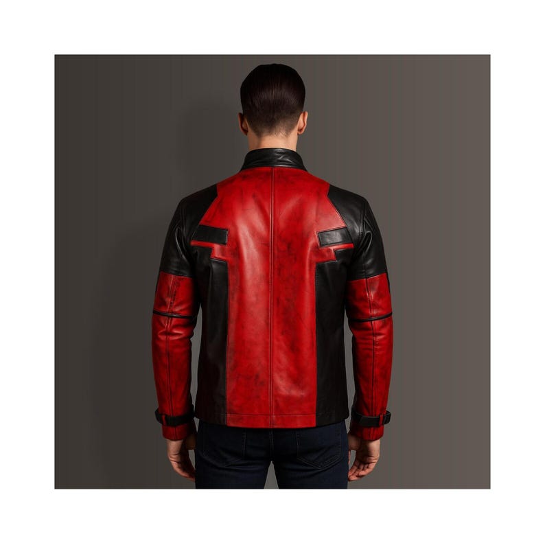 K&ouml;nnte beinhalten: Eine rot-schwarze Lederjacke mit klassischem Design. Die Jacke hat einen roten K&ouml;rper mit schwarzen Eins&auml;tzen an Schultern, &Auml;rmeln und Seiten. Sie hat einen Kragen und einen Rei&szlig;verschluss vorne. Ein stilvolles Oberbekleidungsst&uuml;ck.