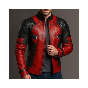 K&ouml;nnte beinhalten: Rote und schwarze Lederjacke mit Stehkragen und Rei&szlig;verschluss. Die Jacke hat schwarze Eins&auml;tze an Schultern und &Auml;rmeln, mit roten Eins&auml;tzen am Torso. Die Jacke hat ein tailliertes Design und einen modernen Look.