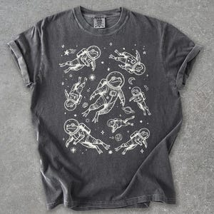 Vintage Funny Frog TShirt, Retro Space Toad Graphic Shirt, Astronaut Dark Frog Top, Distressed Edgy Gift for Him 90s Y2k Retro 2000s Tee