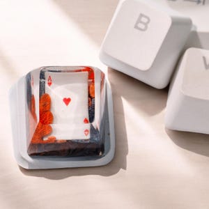 Tampa de resina para teclas de cartas de tarô, tampa de tecla artesanal exclusiva 1U para amantes de teclado, tampa de resina para teclas de cartas de pôquer, tampa de tecla de teclado de jogo personalizada para presente