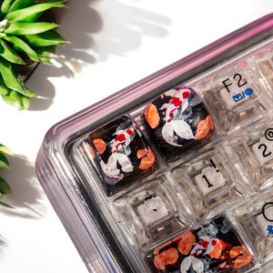 Personalisierte Harz Tastenkappe Koi, Koi Fisch Geburtstagsüberraschung für Sie oder Ihn, Koi Fisch Handwerker Tastenkappe, Weihnachten Tastatur Zubehör Geschenkidee