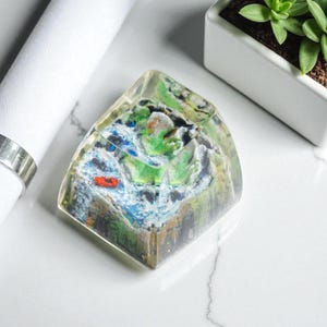 Tecla de resina artesanal hecha a mano: Arte de escritorio en miniatura para gamers