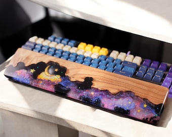 Handgemachte Handgelenkauflage Galaxy aus Resin: Nussbaum Holz Schreibtisch Dekor