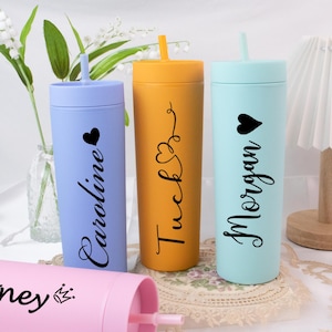 Personalisierte Kaffeebecher, Junggesellinnenabschied Gastgeschenke, Brautjungfer Becher Geschenk, benutzerdefinierte Becher Deckel und Stroh, Name Skinny