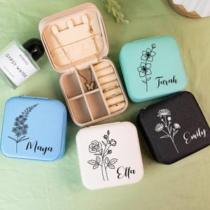 Personalized Jewelry Case, Engraved Jewelry Case for Bridesmaid, Travel Jewelry Box, Custom Name Birth Flower Jewelry Box, Bridesmaids Gift